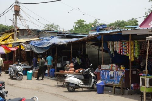 인도 뉴델리 슬럼가의 상가. (뉴델리=연합뉴스) 김영현 특파원 = 17일(현지시간) 인도 수도 뉴델리 슬럼가의 상가. 인플레이션은 저소득층에게 더욱 큰 부담으로 다가온다. 2022.6.22 cool@yna.co.kr