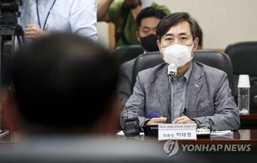 발언 듣는 하태경 위원장(인천=연합뉴스) 국민의힘 해수부 공무원 피격사건 진상조사TF 하태경 위원장이 22일 인천 연수구 해양경찰청을 방문, 해경 관계자들과 회의에서 정봉훈 해경청장의 발언을 듣고 있다. 2022.6.22 [국회사진기자단] srbaek@yna.co.kr