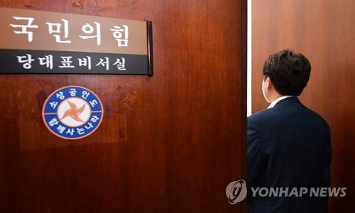 당대표실 들어서는 이준석(서울=연합뉴스) 윤리위원회 징계 심의를 앞둔 국민의힘 이준석 대표가 22일 오후 저녁 식사를 마치고 국회 당대표실로 향하고 있다. 2022.6.22 [국회사진기자단] uwg806@yna.co.kr