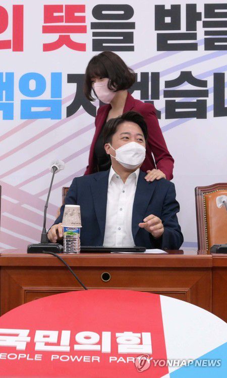 악수 거부한 이준석 어깨 치는 배현진(서울=연합뉴스) 이정훈 기자 = 23일 오전 국회에서 열린 국민의힘 최고위원회의에서 배현진 최고위원이 악수를 거부한 이준석 대표의 어깨를 치고 있다. 2022.6.23 [국회사진기자단] uwg806@yna.co.kr