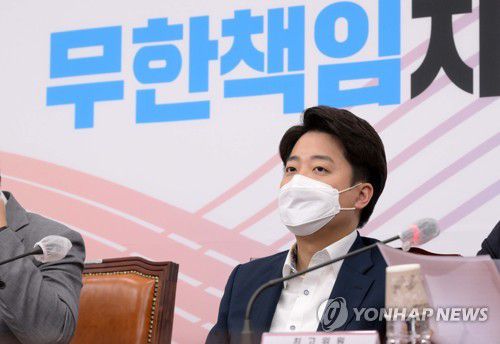 최고위회의 참석한 이준석(서울=연합뉴스) 이정훈 기자 = 국민의힘 이준석 대표가 23일 오전 국회에서 열린 최고위원회의에서 권성동 원내대표의 발언을 듣고 있다. 2022.6.23 [국회사진기자단] uwg806@yna.co.kr