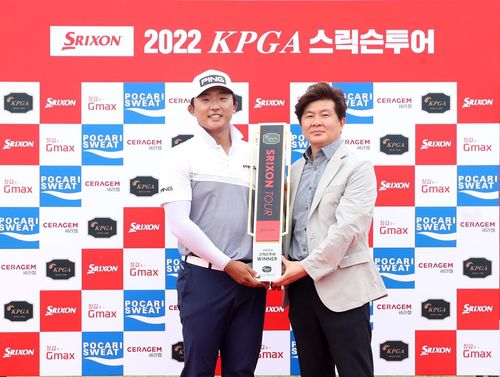 우승 트로피를 받은 박준혁(왼쪽)과 던롭스포츠코리아 이준 전무.[KPGA 제공. 재판매 및 DB 금지]