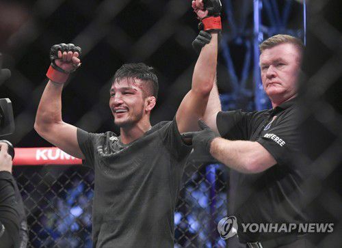 승리한 강경호(부산=연합뉴스) 강덕철 기자 = 21일 오후 부산 사직실내체육관에서 열린 'UFC Fight Night 부산' 메인카드 밴텀급 경기에서 승리한 강경호가 기뻐하고 있다. 2019.12.21 kangdcc@yna.co.kr