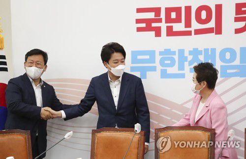 최고위 참석하는 이준석 대표(서울=연합뉴스) 백승렬 기자 = 국민의힘 이준석 대표가 지난 2일 오전 국회에서 열린 최고위원회의에 참석하며 인사하고 있다. 사진에서 이 대표(중앙) 왼쪽은 김형동 수석대변인, 오른쪽은 정미경 최고위원.[연합뉴스 자료사진]