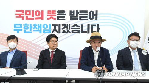 발언하는 이래진 씨(서울=연합뉴스) 이정훈 기자 = 2020년 서해상에서 북한군에 사살된 해양수산부 공무원 이대준씨의 형 이래진 씨가 24일 오전 국회에서 열린 국민의힘 해수부 공무원 피격사건 진상조사 TF 유족 초청 간담회에서 발언하고 있다. 왼쪽부터 TF 위원장인 하태경 의원, 권성동 원내대표, 이 씨, 유족의 법률대리인 김기윤 변호사. 2022.6.24 [국회사진기자단] uwg806@yna.co.kr