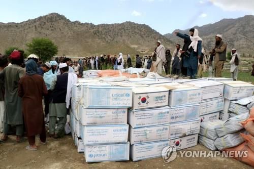 아프간 강진 지역에 한국 등이 보낸 구호 물품.[로이터 연합뉴스 자료사진. 재판매 및 DB 금지]
