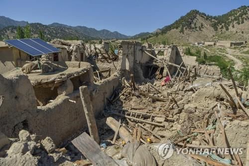 강진으로 처참하게 무너진 아프간 파크티카주의 마을.[AFP 연합뉴스 자료사진. 재판매 및 DB 금지]