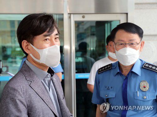 국힘 서해피격TF, 해양경찰청 방문(인천=연합뉴스) 홍현기 기자 = 22일 오전 국민의힘 '해수부 공무원 피격사건 진상조사 태스크포스(TF)' 위원장인 하태경 의원 등이 인천시 연수구 송도동 해양경찰청에 들어서고 있다. 2022.6.22 hong@yna.co.kr