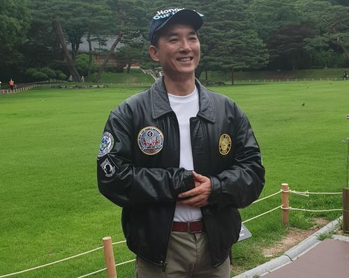 참전용사 페너플로 씨가 기증한 점퍼를 입은 박민식 보훈처장[촬영 김지헌]