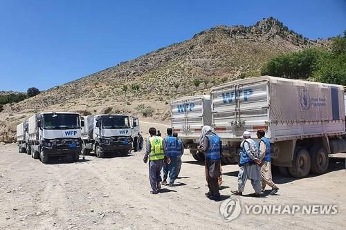 아프간 강진 피해지역인 파크티카주에 도착한 세계식량계획(WFP) 구호 차량.[AFP 연합뉴스 자료사진. 재판매 및 DB 금지]