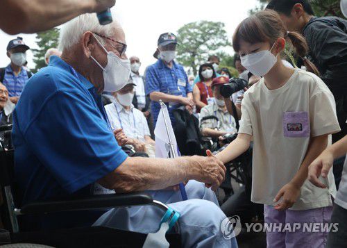유엔 참전용사에게 인사하는 어린이(서울=연합뉴스) 서대연 수습기자 =  6·25전쟁 제72주년을 맞아 국가보훈처 초청으로 우리나라를 찾은 유엔 참전용사들이 26일 청와대 관람 중 어린이들을 만나고 있다. 2022.6.26 dwise@yna.co.kr