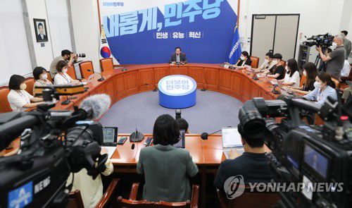 우상호 비상대책위원장 기자간담회(서울=연합뉴스) 하사헌 기자 = 더불어민주당 우상호 비상대책위원장이 26일 국회에서 열린 기자간담회에서 발언하고 있다. 2022.6.26 [국회사진기자단] toadboy@yna.co.kr