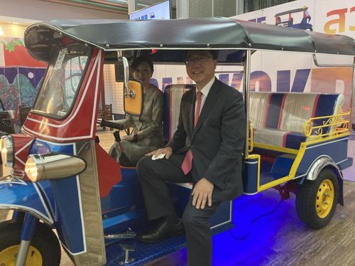 (방콕 = 연합뉴스) 강종훈 특파원 = 문승현 주태국 대사(오른쪽)와 마리사 CP그룹 특별고문이 부산 아세안문화원으로 기증될 '뚝뚝'을 타고 있다.