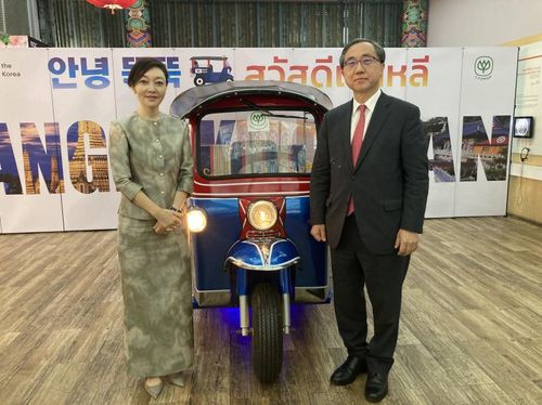 (방콕 = 연합뉴스) 강종훈 특파원 = 부산 아세안문화원으로 기증될 '뚝뚝' 앞에 선 문승현 주태국 대사(오른쪽)와 마리사 CP그룹 특별고문