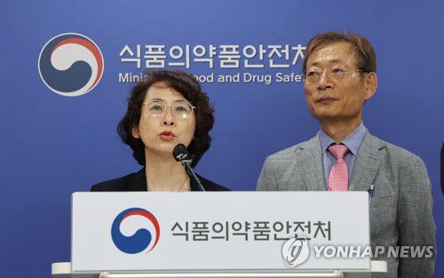 '스카이코비원멀티주' 질문에 답변하는 서경원 원장과 오일환 위원장(청주=연합뉴스) 김주형 기자 = 서경원 식품의약품안전평가원 원장(왼쪽)과 오일환 중앙약사심의위원회 위원장이 27일 오전 충북 청주시 식품의약품안전처에서 SK바이오사이언스사의 코로나19 백신 '스카이코비원멀티주' 중앙약사심의위원회 자문 결과 발표를 마친 뒤 취재진의 질문에 답변하고 있다. 2022.6.27 kjhpress@yna.co.kr