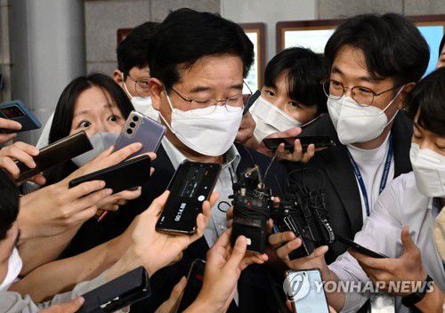 취재진에 둘러싸인 김창룡 경찰청장(서울=연합뉴스) 임화영 기자 = 김창룡 경찰청장이 27일 서울 서대문구 경찰청 브리핑룸에서 사의 표명 관련 입장을 밝힌 후 청사를 나서며 취재진의 질문세례를 받고 있다.     김 청장의 사의 표명은 행정안전부 경찰 제도개선 자문위원회의 경찰 통제 권고안에 대한 조직 내부 반발, 치안감 인사 번복을 둘러싼 윤석열 대통령의 '국기문란' 질책 등에 책임을 진다는 차원으로 받아들여지고 있다. 2022.6.27 [공동취재] hwayoung7@yna.co.kr