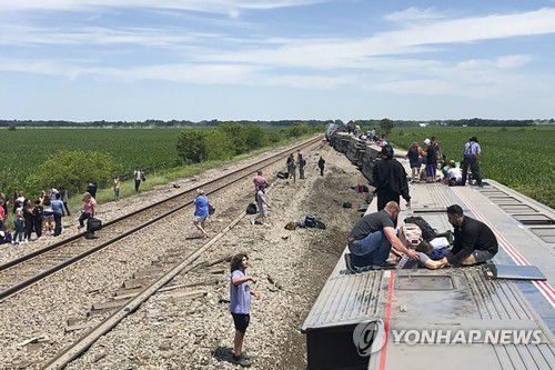 트럭과 충돌해 탈선한 미국 암트랙 열차(미주리주 AP=연합뉴스) 27일(현지시간) 미국 미주리주에서 암트랙 열차가 덤프트럭과 부딪혀 탈선해 사상자가 났다.(독자 덱스 맥도널드 제공) 2022.6.28