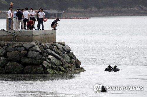 송곡선착장 수중 수색(완도=연합뉴스) 조남수 기자 = 28일 오후 전남 완도군 신지면 송곡선착장에서 경찰이 실종된 조유나(10) 양과 가족을 찾고 있다. 2022.6.28 iso64@yna.co.kr