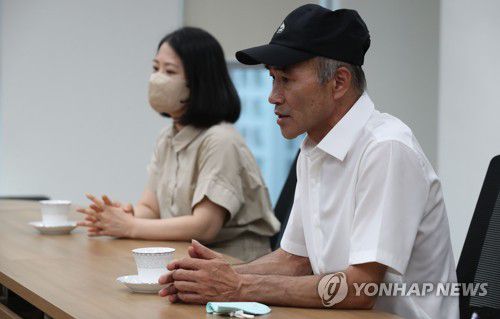 해수부 장관과 면담하는 피살 서해 공무원 유족(서울=연합뉴스) 홍해인 기자 = 2020년 9월 북한군에 피살된 해양수산부 서해어업관리단 소속 공무원 고(故) 이대준 씨의 형 이래진 씨가 28일 오후 서울 마포구 국립수산물품질관리원 서울지원에서 조승환 해양수산부 장관과 면담하고 있다. 2022.6.28 [공동취재] hihong@yna.co.kr