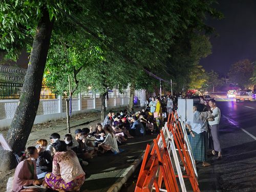 지난 6월 1일 새벽 4시 30분경 양곤 한국대사관 앞에 길게 늘어선 유학비자 신청자들. 2022. 6. 1. (양곤=연합뉴스) 이정호 통신원