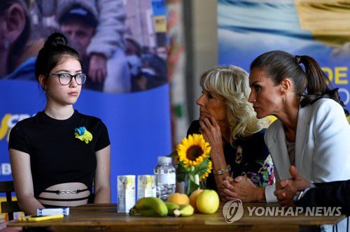 스페인에서 우크라이나 난민을 만난 질 바이든 여사    (마드리드 로이터=연합뉴스) 28일(현지시간) 조 바이든 미국 대통령의 부인 질 바이든 여사와 레티시아 스페인 왕비가 스페인 마드리드 근교에 있는 난민수용센터를 방문해 우크라이나 난민들과 이야기를 하고 있다. 2022.6.29. photo@yna.co.kr