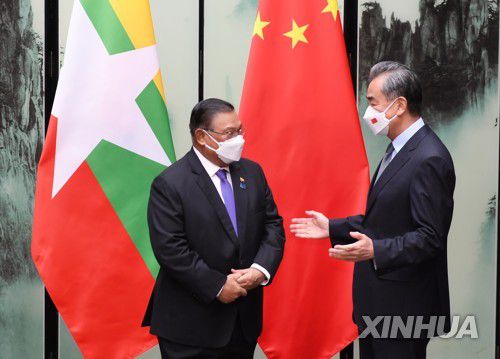 4월 미얀마 외교장관(왼쪽)과 만난 왕이 중국 외교부장 [신화 연합뉴스 자료사진. 재판매 및 DB 금지]