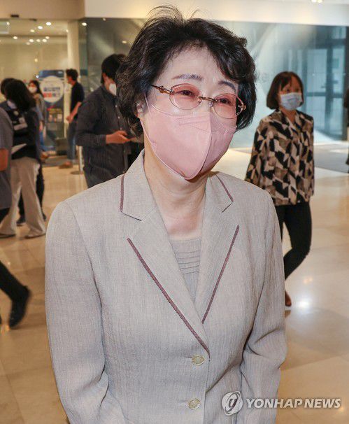 사무실로 향하는 김승희 보건복지부 장관 후보자(서울=연합뉴스) 황광모 기자 = 김승희 보건복지부 장관 후보자가 30일 오후 서울 서대문구 국민연금공단 충정로 사옥에 마련된 인사청문회 준비 사무실로 출근하고 있다. 2022.5.30 hkmpooh@yna.co.kr