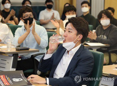 물 마시는 이준석 대표(서울=연합뉴스) 백승렬 기자 = 국민의힘 이준석 대표가 27일 국회 의원회관에서 최재형 의원실 주최로 열린 '반지성 시대의 공성전' 세미나에서 물을 마시고 있다. 2022.6.27 srbaek@yna.co.kr