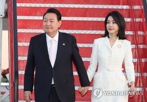 스페인 도착한 윤석열 대통령 내외(마드리드=연합뉴스) 안정원 기자 = 윤석열 대통령과 김건희 여사가 북대서양조약기구(나토) 정상회의 참석을 위해 27일(현지시간) 스페인 마드리드 바라하스 국제공항에 도착, 공군 1호기에서 내리고 있다. 2022.6.28 jeong@yna.co.kr