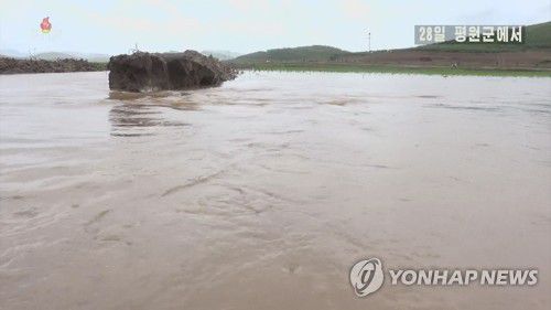 폭우로 물에 잠긴 북한 농경지(서울=연합뉴스) 장마가 시작된 북한에 연일 폭우와 집중호우가 쏟아지고 있다. 28일 조선중앙TV는 어젯밤부터 오늘 새벽까지 평양시를 비롯한 북한 각지에서 폭우를 동반한 많은 비가 내렸다고 보도했다. 사진은 폭우로 평원군의 농경지가 물에 잠긴 모습.[조선중앙TV 화면] 2022.6.28      [국내에서만 사용가능. 재배포 금지. For Use Only in the Republic of Korea. No Redistribution] nkphoto@yna.co.kr