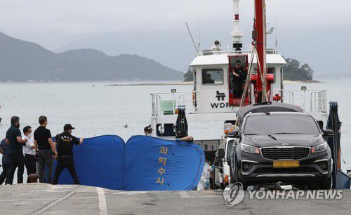 실종 차량에서 시신 수습(완도=연합뉴스) 천정인 기자 = 29일 오전 전남 완도군 신지면 송곡선착장 부근에서 경찰이 10ｍ 바닷속에 잠겨있는 조유나(10)양 가족의 차량을 인양한 뒤 조양 가족으로 추정되는 시신을 수습하고 있다. 경찰은 실종된 조양의 가족과 차량을 찾기 위해 수중 수색하다 전날 가두리양식장 아래에 잠겨있는 차량을 발견했다. 2022.6.29 iny@yna.co.kr