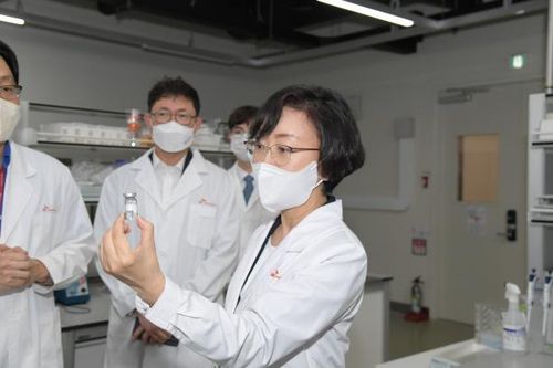 (서울=연합뉴스) 오유경 식품의약품안전처장이 30일 국산 1호 코로나19 백신 '스카이코비원멀티주'를 개발·제조하는 경기도 성남의 SK바이오사이언스[302440]를 방문해 백신 생산 계획을 확인하고, 제조 및 품질 관리에 철저해달라고 당부했다. 2022.06.30. [식품의약품안전처 제공. 재판매 및 DB 금지]