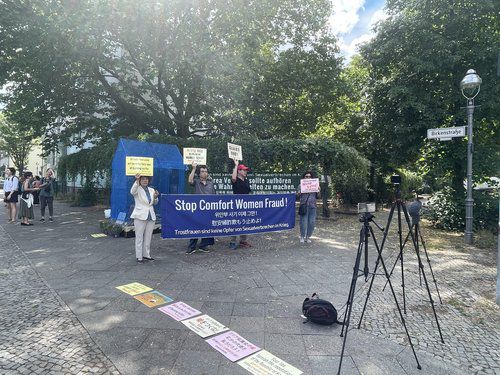 보수단체 소속 4명, 베를린 평화의 소녀상 앞에서 시위(베를린=연합뉴스) 이율 특파원 = 주옥순 엄마부대 대표 등 위안부 사기 청산 연대 소속 4명이 26일(현지시간) 베를린 소녀상 앞에서 "위안부 사기는 이제 그만"이라는 손팻말을 들고 구호를 외치며 원정시위를 하고 있다. 2022.6.27 yulsid@yna.co.kr
