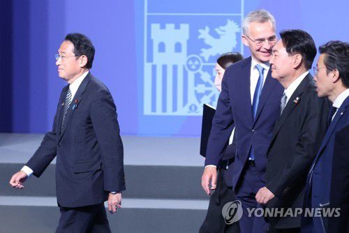 기념촬영 마친 한일 정상(마드리드=연합뉴스) 안정원 기자 = 북대서양조약기구(NATO.나토) 정상회의 참석을 위해 스페인을 방문한 윤석열 대통령과 기시다 후미오 일본 총리가 29일(현지시간) 마드리드 이페마 컨벤션센터에서 아시아 태평양 4개국 정상, 옌슨 스톨텐베르그 나토 사무총장과 기념촬영을 마친 뒤 단상에서 내려오고 있다. 2022.6.29 jeong@yna.co.kr
