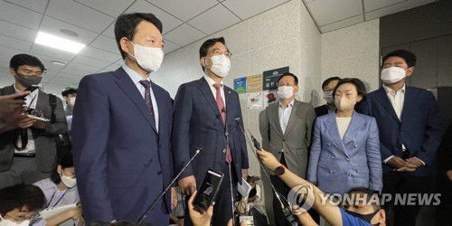 국민의힘, 김진표 국회의장 후보자 사무실 항의방문(서울=연합뉴스) 하사헌 기자 = 국민의힘 성일종 정책위의장, 송언석 원내수석부대표와 원내부대표단이 30일 오전 더불어민주당의 원구성 강행 시도와 관련해 서울 여의도 국회 의원회관의 김진표 민주당 국회의장 후보자 사무실을 항의방문하며 기자들의 질문에 답하고 있다. 2022.6.30 [국회사진기자단] toadboy@yna.co.kr