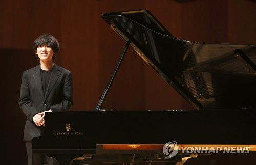 포즈 취하고 있는 피아니스트 임윤찬(서울=연합뉴스) 신준희 기자 = 18살의 나이로 미국 반 클라이번 콩쿠르에서 최연소 우승 기록을 세운 피아니스트 임윤찬이 30일 한예종 서초 캠퍼스에서 열린 기자간담회에서 포즈를 취하고 있다. 2022.6.30 hama@yna.co.kr