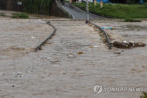 물에 잠긴 중랑천 보행교(의정부=연합뉴스) 임병식 기자 = 수도권에 집중호우가 내린 30일 오후 경기도 의정부시 중랑천에서 보행교가 물에 잠겨 있다. 2022.6.30 andphotodo@yna.co.kr