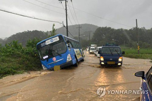 물에 잠긴 도로서 버스 사고(파주=연합뉴스) 호우경보가 발효 중인 30일 경기 파주시 광탄면 용미리에서 버스가 도로에 위태롭게 걸쳐있다. 2022.6.30 [경기도북부소방재난본부 제공. 재판매 및 DB금지] suki@yna.co.kr