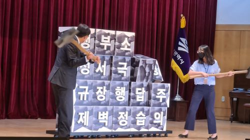 행정규제 등 타파 퍼포먼스 하는 박형준 부산시장(부산=연합뉴스) 민영규 기자 = 박형준 부산시장(왼쪽)과 부산시 직원이 1일 오전 부산시청 대강당에서 열린 박 시장의 민선 8기 부산시장 취임식에서 행정규제 등을 타파하는 퍼포먼스를 하고 있다. 2022.7.1 youngkyu@yna.co.kr