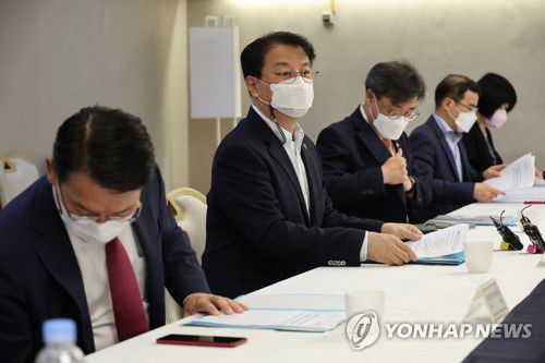 방기선 차관, 비상경제차관회의 주재(서울=연합뉴스) 김승두 기자 = 방기선 기획재정부 1차관이 1일 정부서울청사에서 열린 비상경제차관회의를 주재하고 있다. 2022.7.1 kimsdoo@yna.co.kr