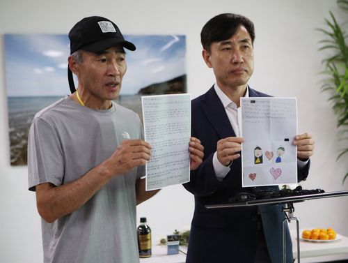 숨진 해수부 공무원 자녀의 편지 공개하는 이래진씨(인천=연합뉴스) 최은지 기자 = 2일 인천시 중구 인천항 연안여객터미널 2층에서 지난 2020년 9월 북한군에 피살된 공무원 이대준(사망 당시 47세)씨의 형 이래진씨와 국민의힘 하태경 의원이 편지를 들어보이고 있다. 2022.7.2 chamse@yna.co.kr (끝)