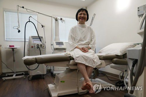 50년 전 네이팜탄 폭격으로 입은 화상 치료를 끝마친 판티 낌푹[AP 연합뉴스 자료사진. 재판매 및 DB 금지]