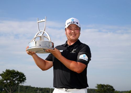 트로피를 들고 기뻐하는 황중곤.[KPGA 제공. 재판매 및 DB 금지]