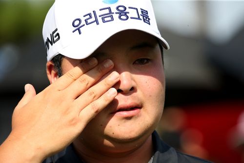 눈물을 훔치는 황중곤.[KPGA 제공. 재판매 및 DB 금지]