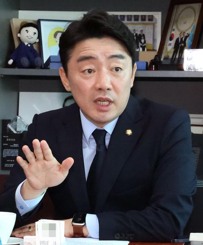 연합뉴스와 인터뷰하는 강훈식 의원(서울=연합뉴스) 백승렬 기자 = 전대 출마를 선언한 더불어민주당 강훈식 의원이 국회 의원회관 의원실에서 연합뉴스와 인터뷰하고 있다. 2022.7.4 srbaek@yna.co.kr