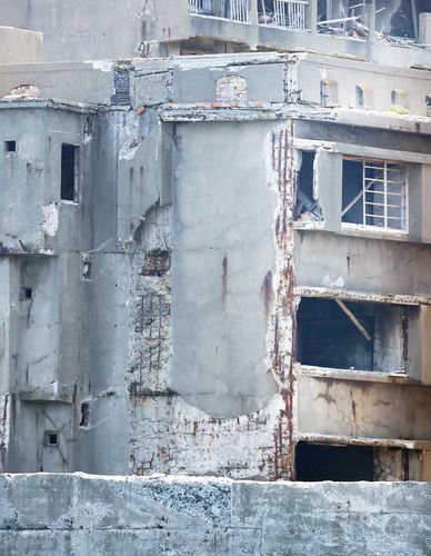 군함도의 조선인 숙소 66호 건물(하시마=연합뉴스) 이세원 특파원 = 1일 오전 일본 나가사키현 하시마(군함도) 인근 해상을 운항 중인 선박에서 군함도의 66호 건물의 균열이 보인다. 이 건물은 일제 강점기에 강제노역을 하던 조선인 숙소로 사용됐다.