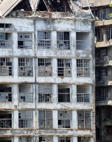 군함도의 폐허가 된 건물(하시마=연합뉴스) 이세원 특파원 = 1일 오전 일본 나가사키현 하시마(일명 '군함도') 인근 해상을 운항 중인 유람선에서 군함도의 건물이 보인다. 이 건물은 군함도가 무인도가 되기 전에 초등학교 겸 중학교로 사용됐다.