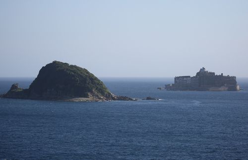 군함도와 나카노시마(다카시마=연합뉴스) 이세원 특파원 = 지난달 29일 일본 나가사키현 다카시마에서 나카노시마(왼쪽)와 하시마(일명 '군함도')가 보인다. 나카노시마는 일제 강점기 군함도에서 목숨을 잃은 조선인이 화장된 곳이다.