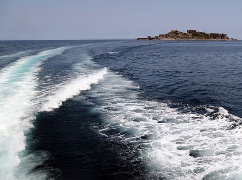 멀어지는 군함도(나가사키=연합뉴스) = 1일 오전 일본 나가사키현 인근 해상을 운항 중인 선박에서 군함도가 보인다.