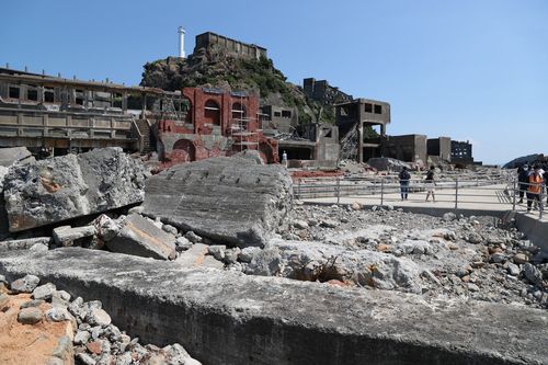 군함도 견학하는 관광객(하시마=연합뉴스) 이세원 특파원 = 1일 오전 일본 나가사키현 하시마(일명 '군함도')에서 관광객들이 견학 통로를 따라 이동하고 있다.